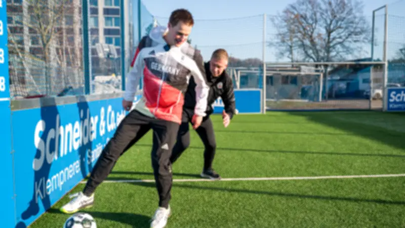 Hansa-Coach Christian Rahn trainiert mit blindem Goalball-Star Reno Tiede