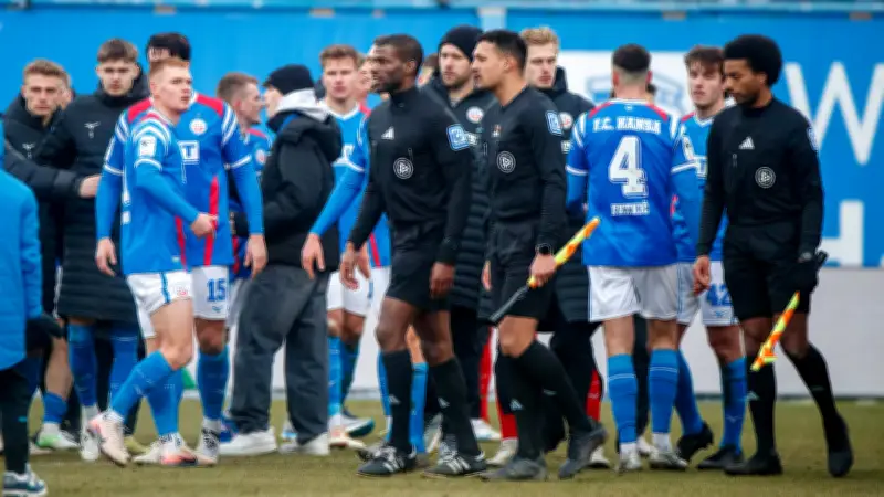 Hansa Rostock droht Geldstrafe: Schneeballwurf trifft Schiedsrichter-Assistenten
