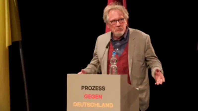Harald Martenstein im Thalia-Theater: Prozess-Theater zu rechtsextremer Gehirnwäsche