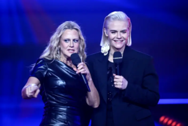 Hazel Brugger setzt mit strenger Blondfrisur beim ESC-Vorentscheid optisches Statement