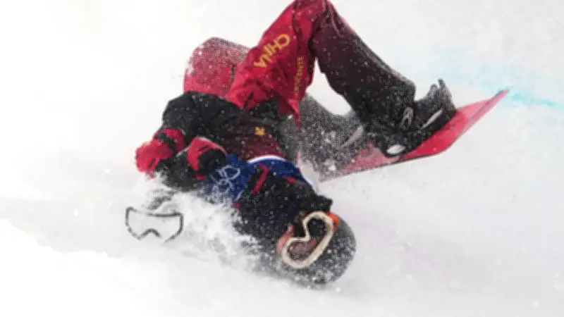 Heftiger Snowboard-Sturz bei Olympia: Chinesin Liu Jiayu liegt minutenlang regungslos im Schnee