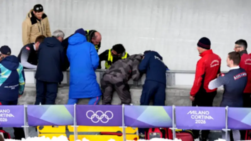 Heftiger Sturz bei 115 km/h: Große Sorgen um Bob-Piloten nach schwerem Unfall