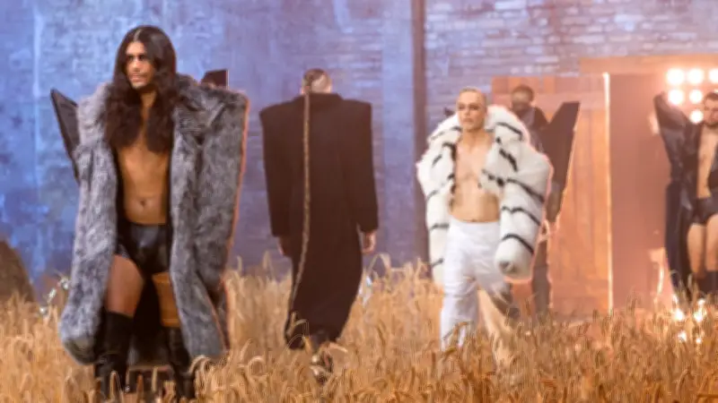 Heidi Klum schmeißt vier Models bei GNTM raus: „Der watschelt ja!“