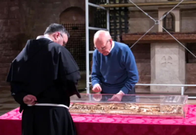 Heilige Konkurrenz in Assisi: Franziskus-Gebeine erstmals öffentlich ausgestellt