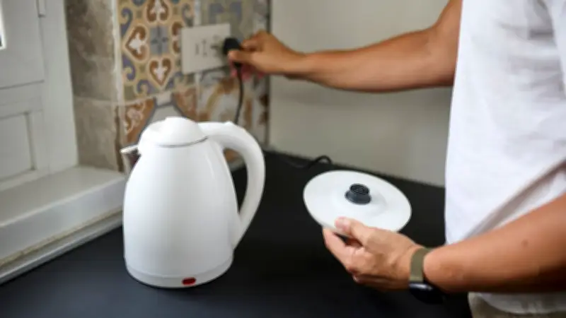 Heimliche Stromfresser: Bei diesen 5 Geräten lohnt sich nachts der Steckerzieher