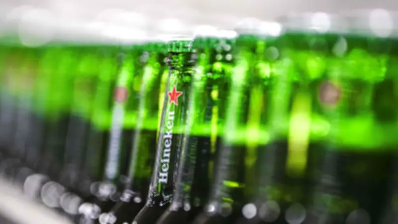 Heineken streicht 6.000 Stellen weltweit: Brauerei reagiert auf sinkenden Bierkonsum