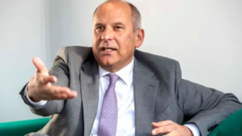 Hessens Innenminister Poseck nach Wirbelsäulen-Operation wohlauf und genesend