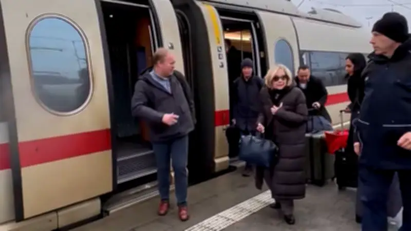 Hillary Clinton erlebt ICE-Panne: Keine heißen Getränke auf Fahrt zur Sicherheitskonferenz