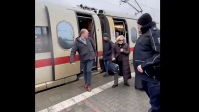 Hillary Clinton reist per ICE zur Sicherheitskonferenz – Bahn-Erlebnis mit Stromausfall