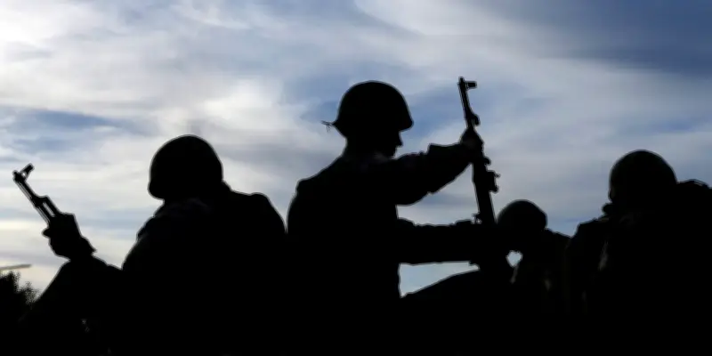 Hippie mit Waffe: Ein ukrainischer Künstler dokumentiert seine Kriegserfahrungen