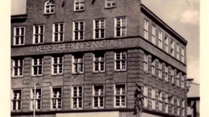 Historische Ansichten: Friseursalon neben Ämtern in Rostocks Steinstraße