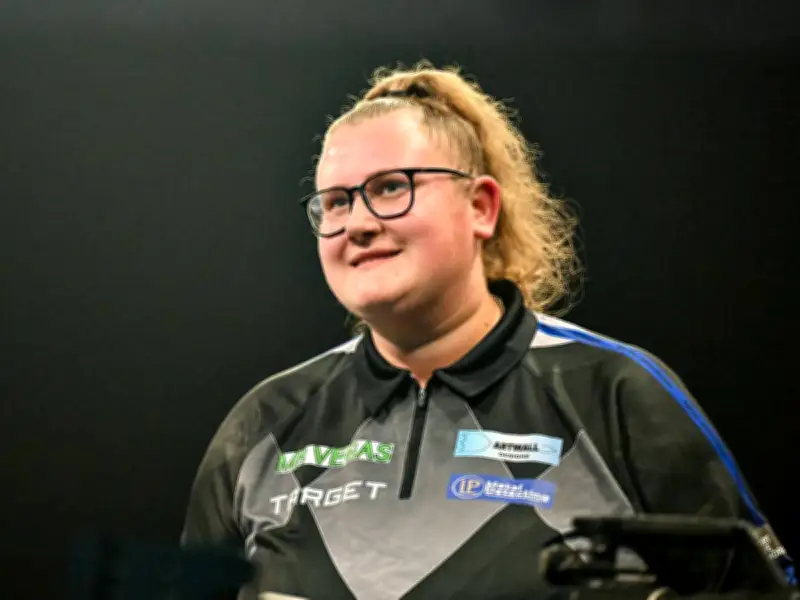 Historischer 9-Darter: Beau Greaves schreibt als erste Frau Darts-Geschichte auf der PDC ProTour