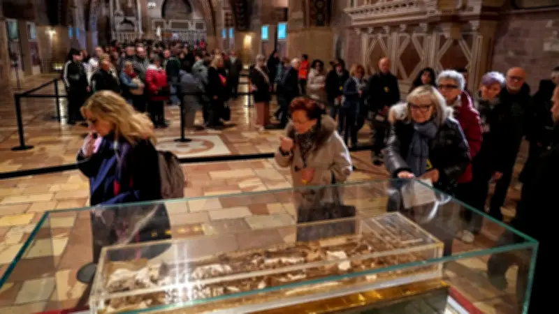 Historisches Ereignis: Gebeine von Franz von Assisi erstmals öffentlich ausgestellt