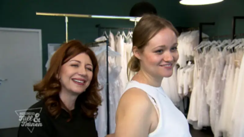 Hochschwangere Braut Maren: Schneiderin passt Hochzeitsoutfit an Babybauch an