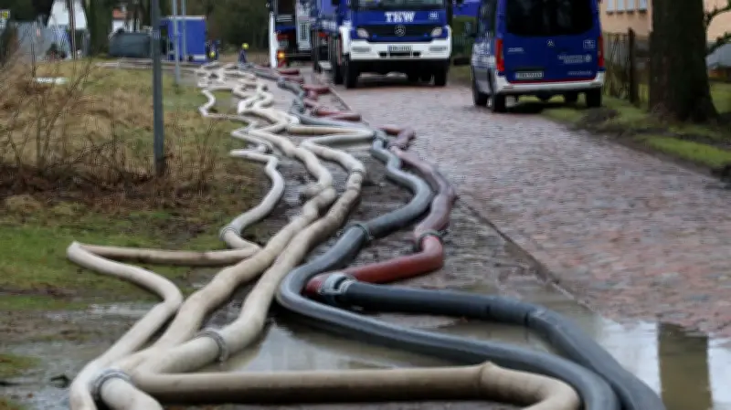 Hochwasser in Vorpommern: Feuerwehren und THW verteidigen Dörfer gegen Wassermassen