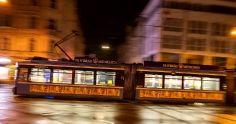 Homophober Angriff in Münchner Tram: Mann wegen Händchenhaltens bespuckt und geschlagen