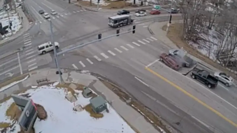 Horror für Autofahrer: Straße reißt plötzlich auf und verschluckt zwei Fahrzeuge