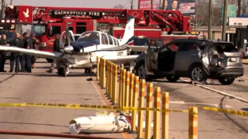 Horrorflug in Georgia: Kleinflugzeug landet auf Hauptstraße – Augenzeuge filmt spektakuläre Notlandung