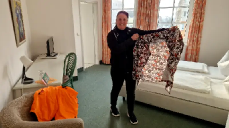 Hotelchefin bietet Zechpreller Kleidertausch gegen offene Rechnung an