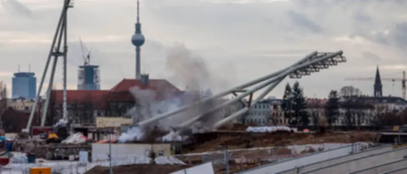 „Identifikation stirbt“: Sprengung der Flutlichtmasten im Jahn-Sportpark löst Emotionen aus