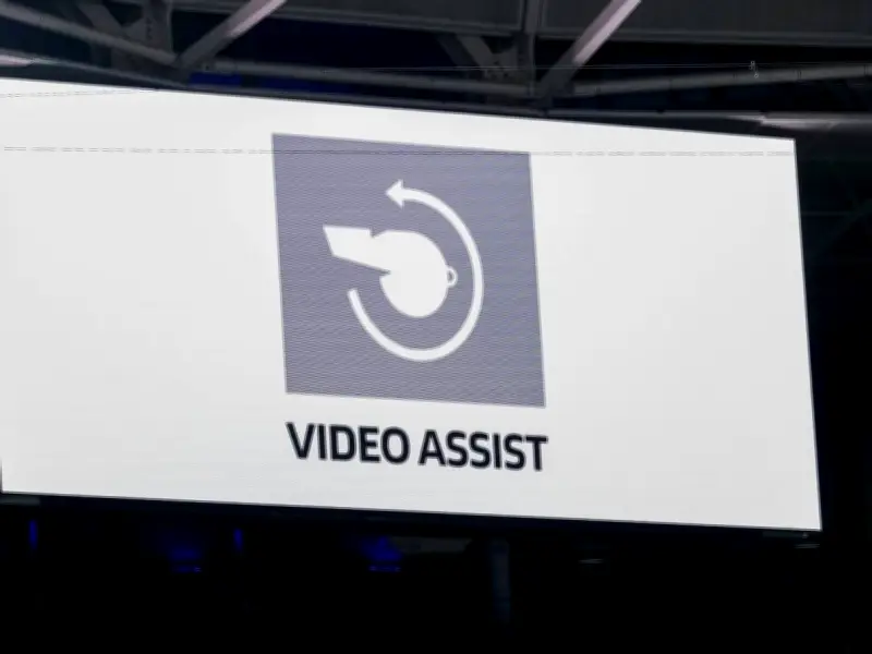 IFAB beschließt Regelreform: VAR erweitert Befugnisse, Spielverzögerungen werden sanktioniert