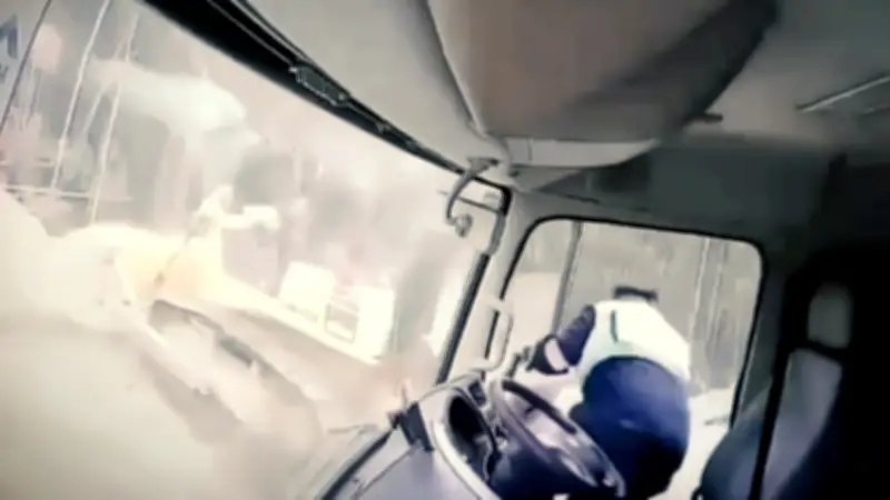 Indonesien: Dashcam filmt dramatischen Erdrutsch - Lkw-Fahrer rettet sich im letzten Moment