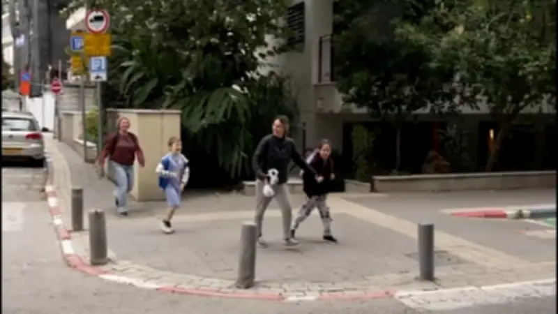 Iran startet Vergeltungsschlag gegen Israel: Bewohner flüchten in Bunker