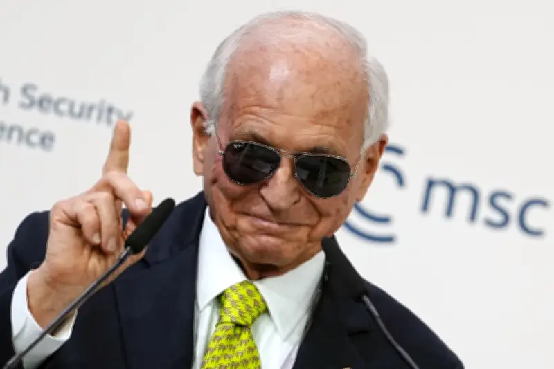 Ischinger zitiert Macron: Sonnenbrillen-Moment auf Münchner Sicherheitskonferenz