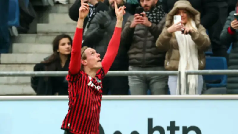 Isländische Fußballlegende schenkt Hannover-96-Baby ein besonderes Trikot