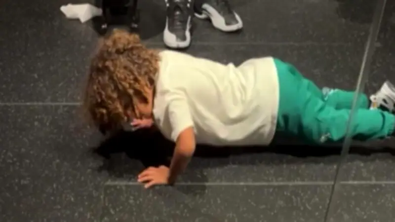 Jason Derulos Sohn (4) trainiert nachts im Fitnessstudio: Mini-Muskelprotz im Fokus