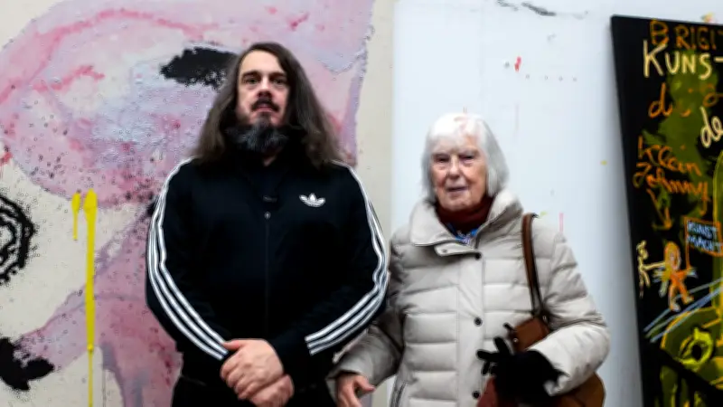 Jonathan Meese pflegt seine 96-jährige Mutter: Künstler zeigt private Seite