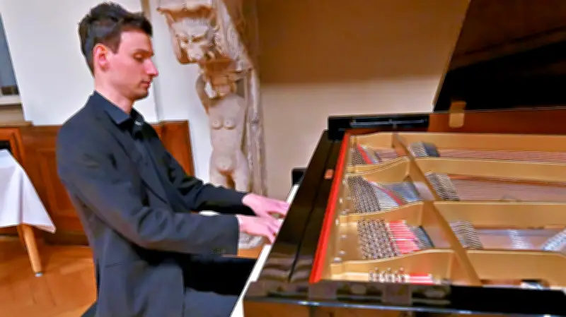 Junger Pianist Max Mostovetski begeistert mit Klassik-Feuerwerk im Ascherslebener Rathaussaal