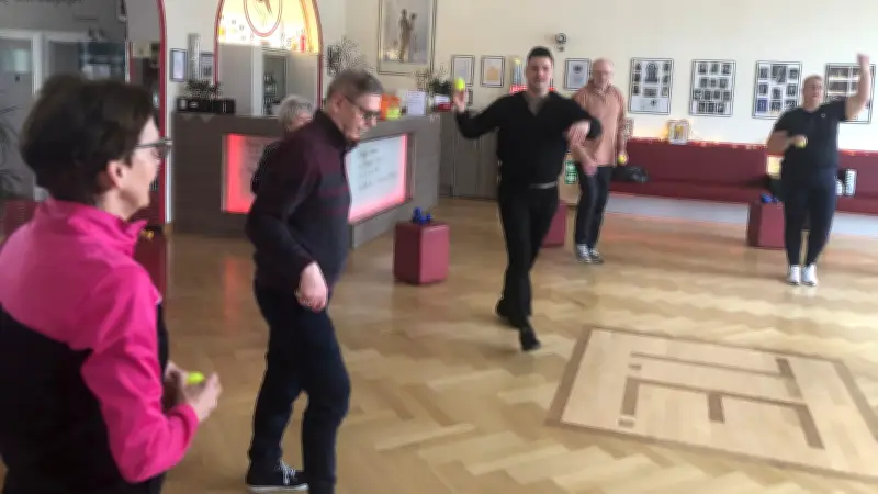 Junger Trainer hält ältere Hallenser mit innovativem Sportmix fit und aktiv