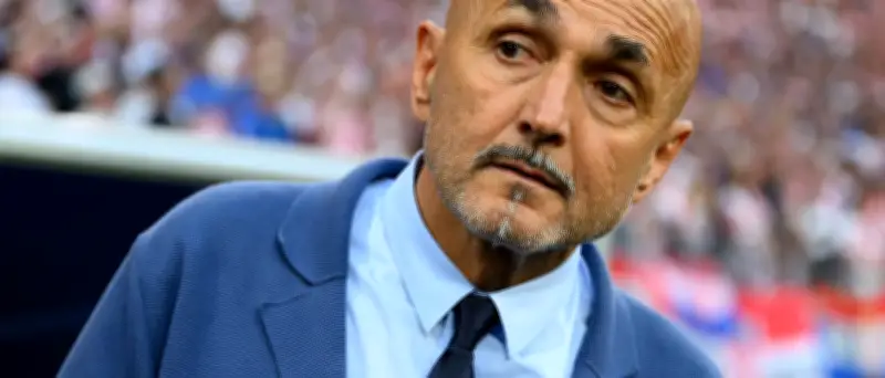 Juve-Trainer Spalletti küsst TV-Moderatorin auf die Schulter – Debatte über Grenzen im Sport