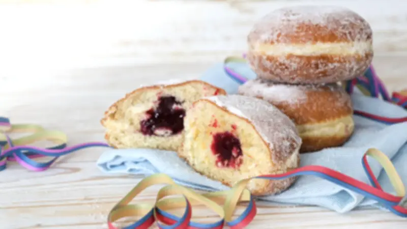 Karneval 2026: Traditionelle Leckereien für Jecken von Pfannkuchen bis Heringsschmaus