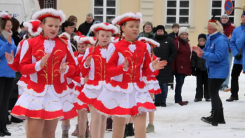 Karneval in Dargun: Büttenredner träumt von Spaßbad im Käsebecken und stichelt gegen Sparkurs