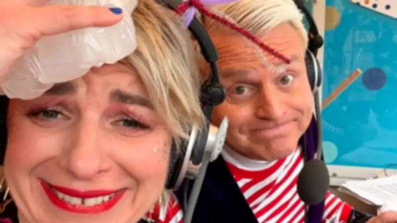 Karneval in Köln: Moderatorin Sabine Heinrich von fliegender Praline getroffen