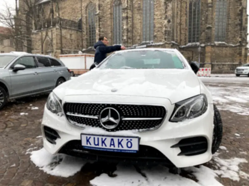 Karneval in Köthen trotz Wintereinbruch: Rosenmontagszug begeistert mit über 100 Wagen