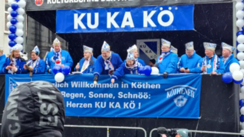 Karneval in Köthen trotzt Wintereinbruch: Prominenz feiert beim 36. Kukakö-Festumzug