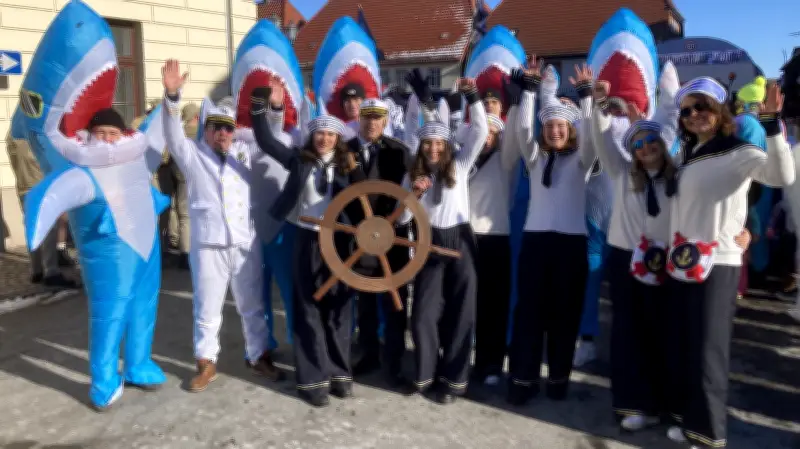 Karneval in Neukalen: Bengalos-Verbot nach Kinderverletzungen wird eingehalten