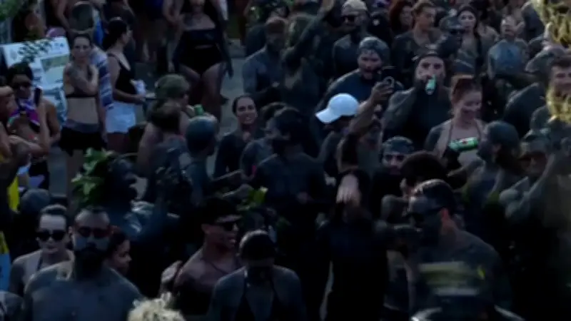 Karneval in Paraty: Hunderte wälzen sich im Mangroven-Schlick am Strand