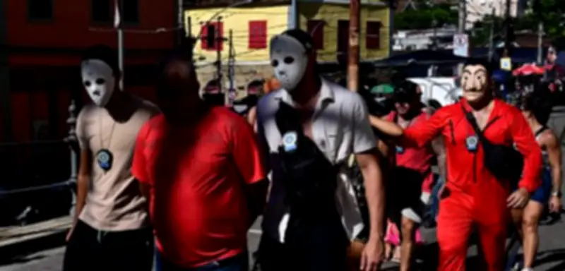 Karneval in Rio: Als Netflix-Räuber verkleidete Polizisten schnappen Handydiebe