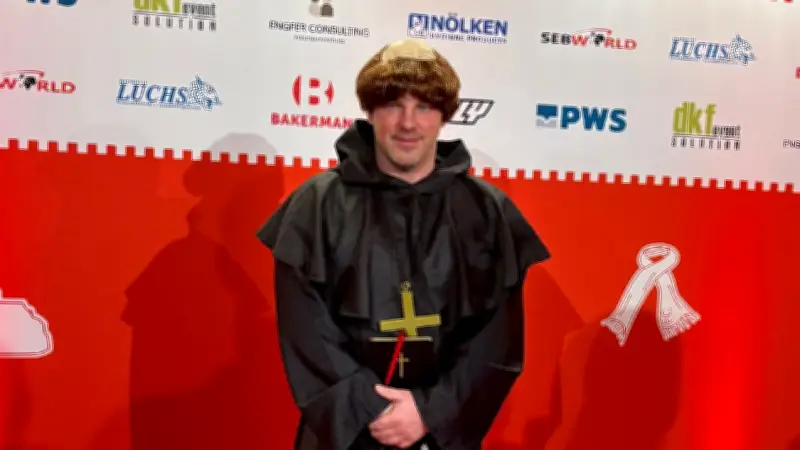 Karneval mit Handbremse: Kölns Trainer Kwasniok als Mönch auf FC-Sitzung