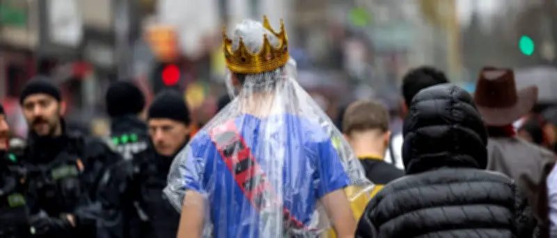 Karneval trotz Regen: Narren feiern Weiberfastnacht als Krisenbewältigung