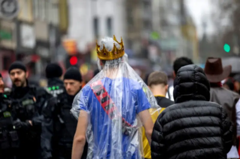 Karneval trotzt Regenwetter: Narren feiern als Krisenschild der Gesellschaft