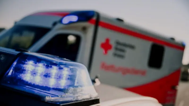 Karnevalsdrama in Mönchengladbach: Wagenengel (23) gerät unter Bus und schwebt in Lebensgefahr