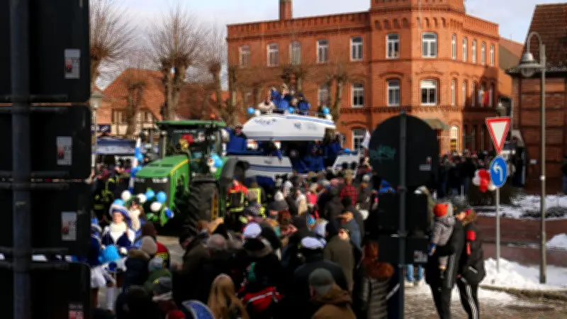 Karnevalsfinale in Dömitz: Tausende feiern friedlichen Umzug mit 40 Wagen