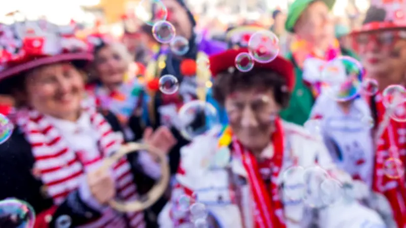 Karnevalsschäden: Welche Versicherung zahlt bei Kamelle-Chaos und Party-Pannen?