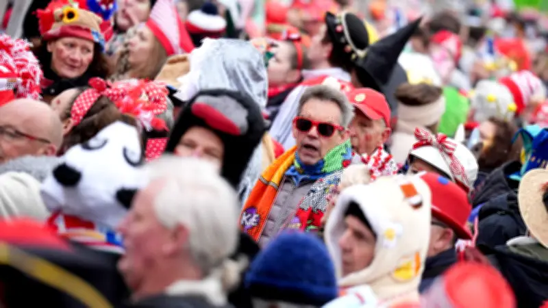 Karnevalszug in Leverkusen gestoppt: Wolf durchstreift Stadtgebiet