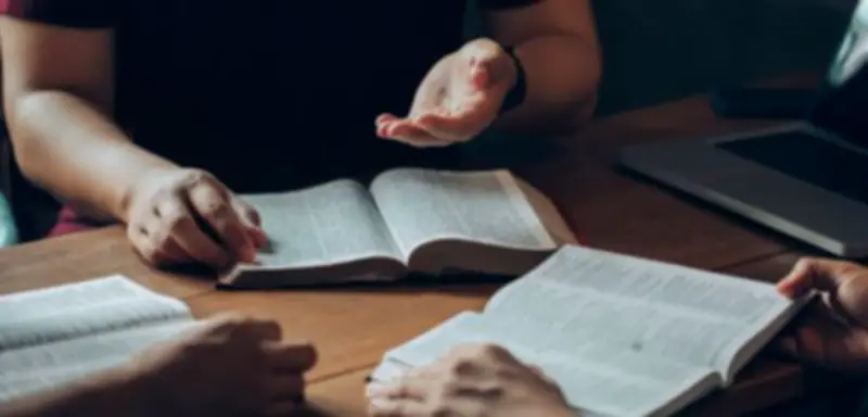 Katholische Kirche in der Krise: Theologiestudierende halbiert - Nur wenige Hochschulen halten Stand